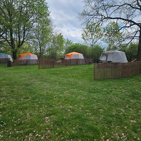 Seberak - V Chatickach A V Luxusnich Stanech Luxury tent