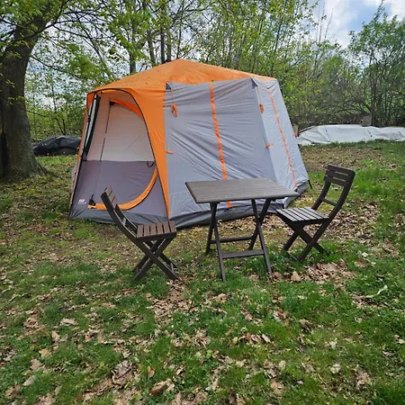 Seberak - V Chatickach A V Luxusnich Stanech Luxury tent Prague